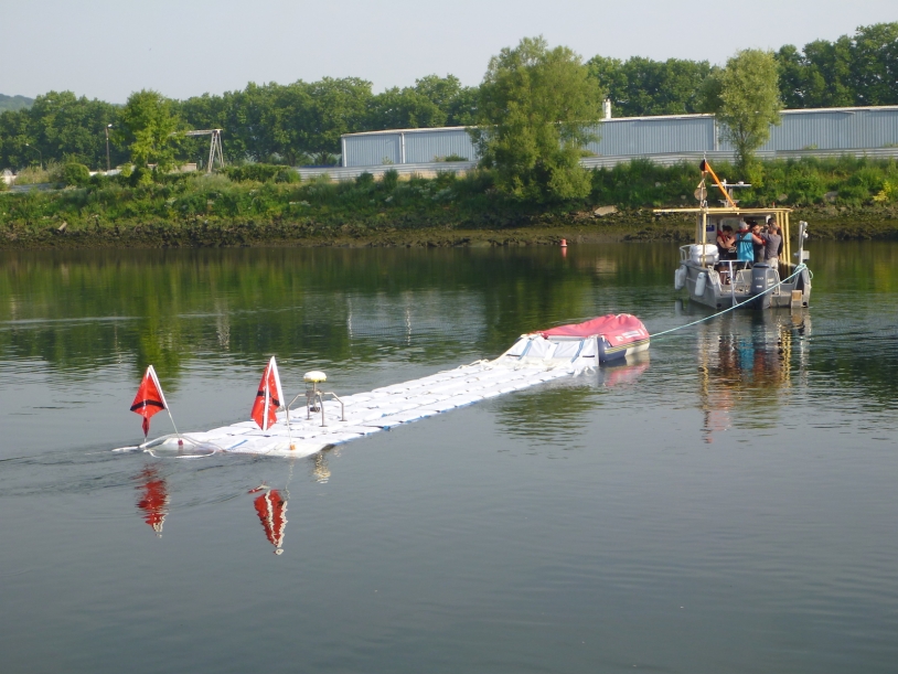 Nappe GPS “CalNaGeo” tractée pendant l’expérience de mesure sur l&#039;estuaire de la Seine