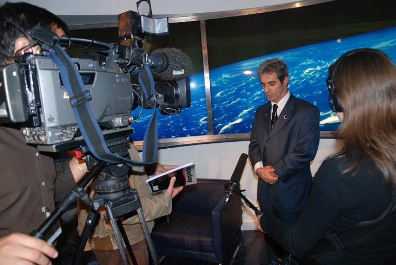 Interview avec TF1 pour le journal de 20h. Crédits : CNES.