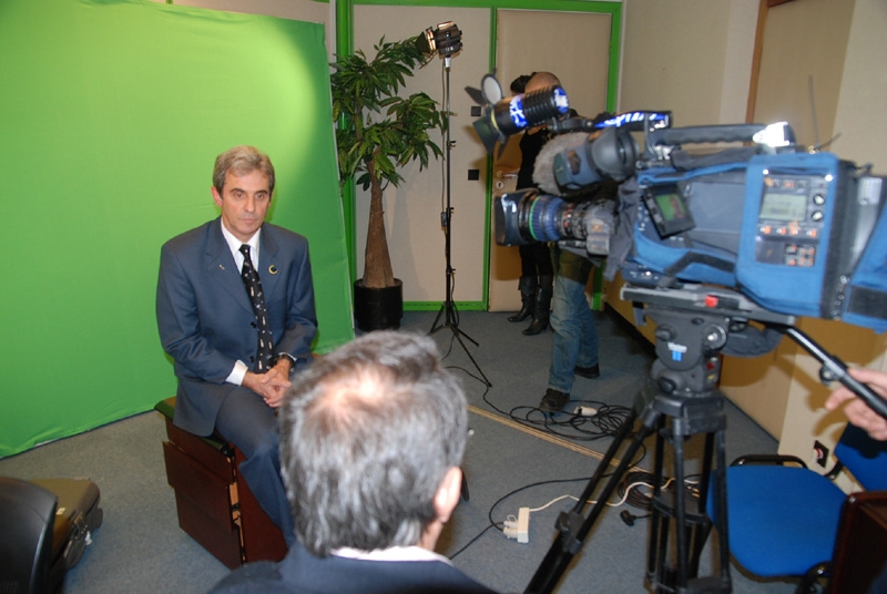 L&#039;interview ne durera que quelques minutes, TF1 attend au rez-de-chaussé du CNES. Crédits : CNES.