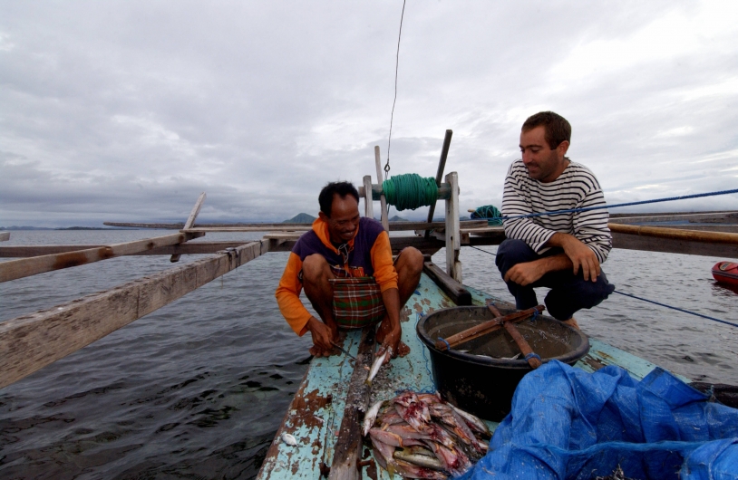 Amaury Bironneau (right) with a Bajau fisherman in the Komodo Strait, Indonesia. Credits: La Boudeuse.