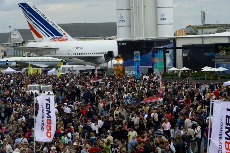 The last Paris Air Show in 2009 pulled in the crowds. Credits: CNES.