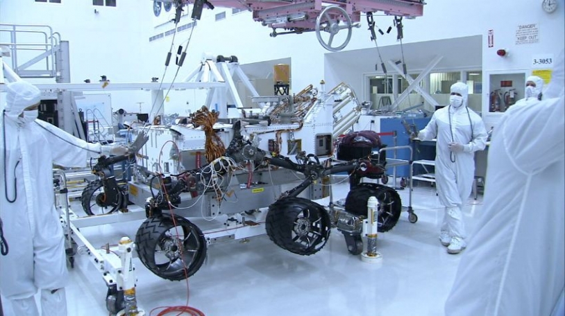 Assembly of the 850 kg MSL Curiosity rover at NASA’s Jet Propulsion Laboratory in Pasadena, California (June 2011). Credits: NASA/JPL-Caltech.