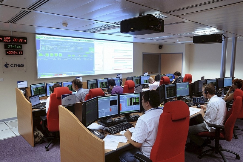 Salle de controle principale pour la mise à poste des satellites Galileo au Centre spatial de Toulouse. Crédits : CNES/E. Grimault.