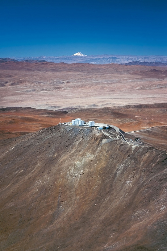 Le VLT européen est installé au sommet du Cerro Paranal, à 2 635 m d’altitude dans la cordillère des Andes chilienne. Crédits : ESO/G.Hüdepohl.
