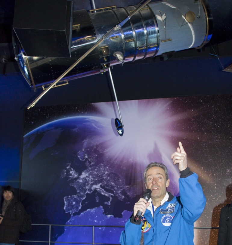 L&#039;astronaute français, Jean-François Clervoy, était sur place pour présenter la mission de sauvetage du télescope spatial Hubble en 2009. Crédits : JL Audy/Futuroscope. 